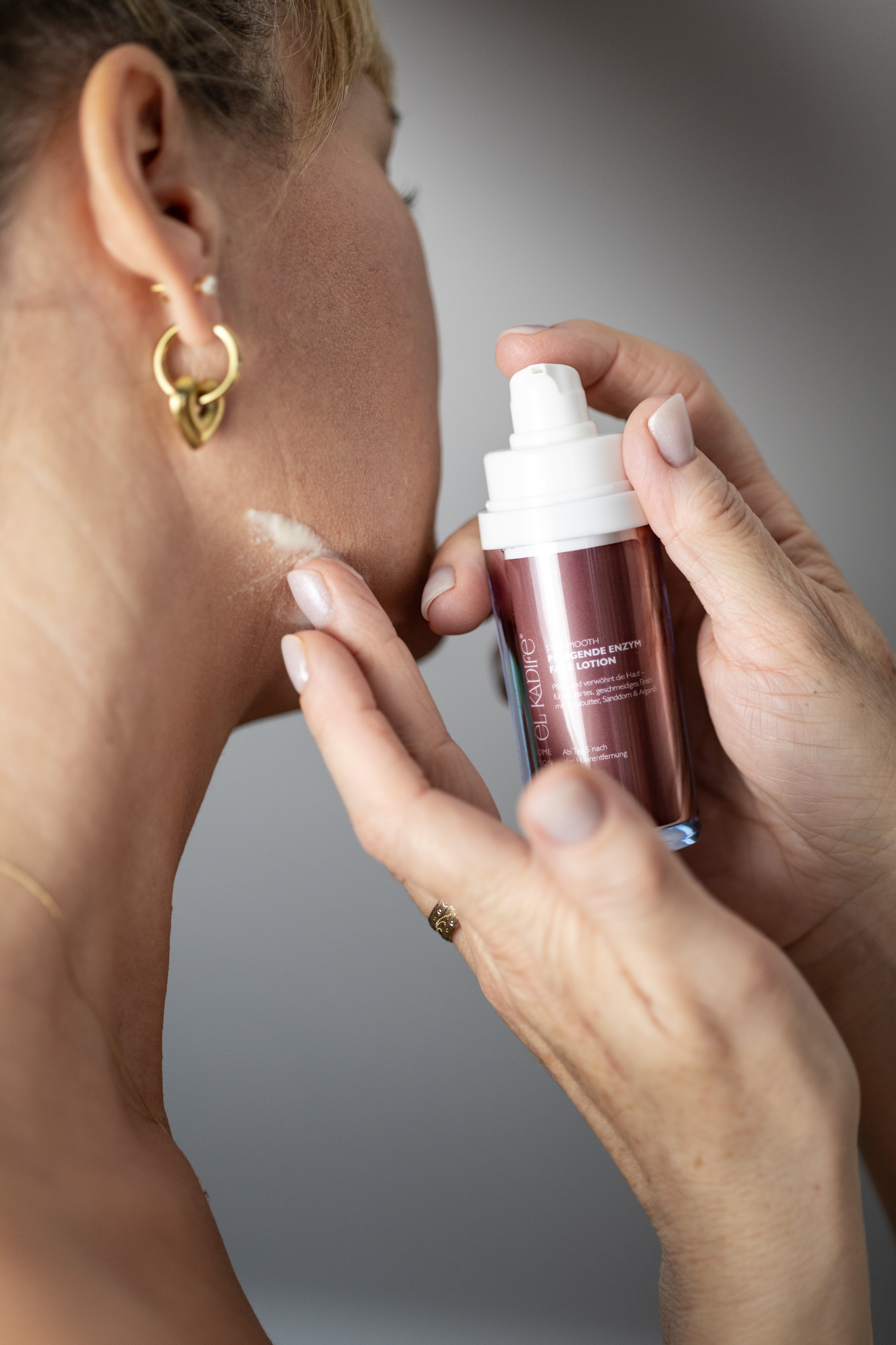 Frau Face Lotion auf die Haut