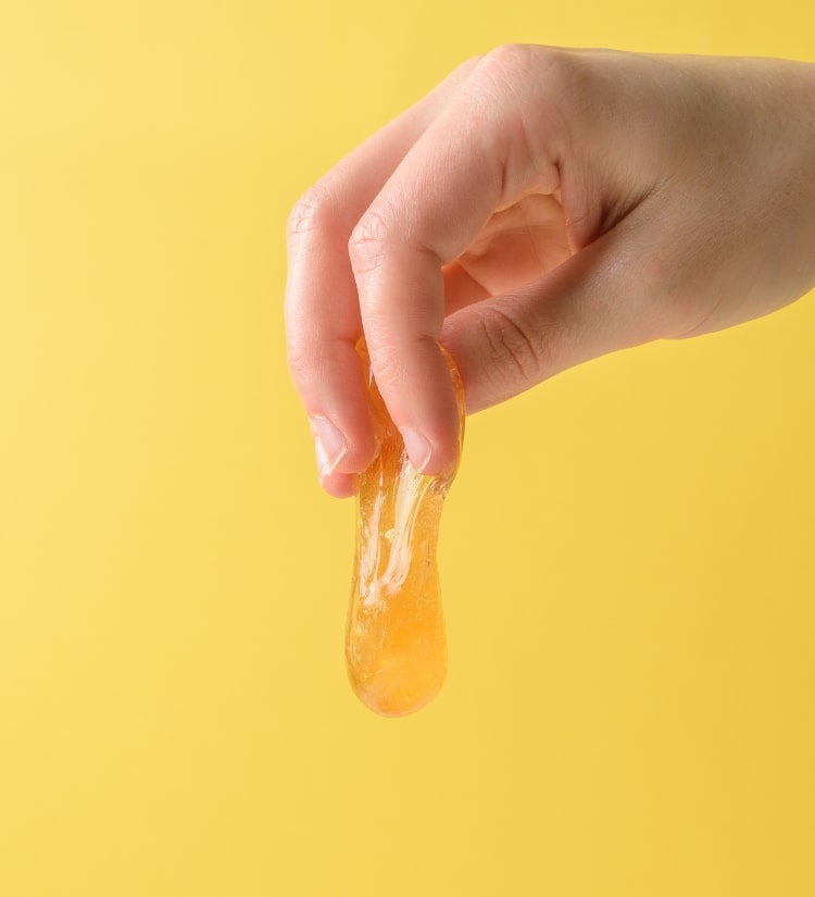 Zuckerpaste tropft aus der Hand