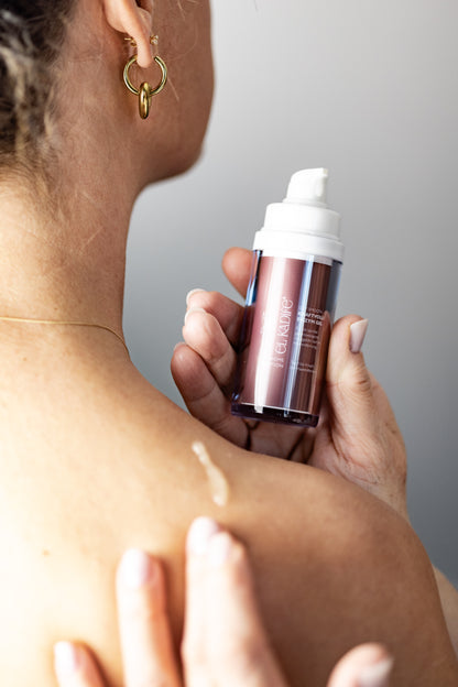 Kraftvolles Enzym Gel wird nach dem Sugaring auf die Haut aufgetragen. Vier Tage lang. Zur dauerhaften Haarwuchsreduktion.