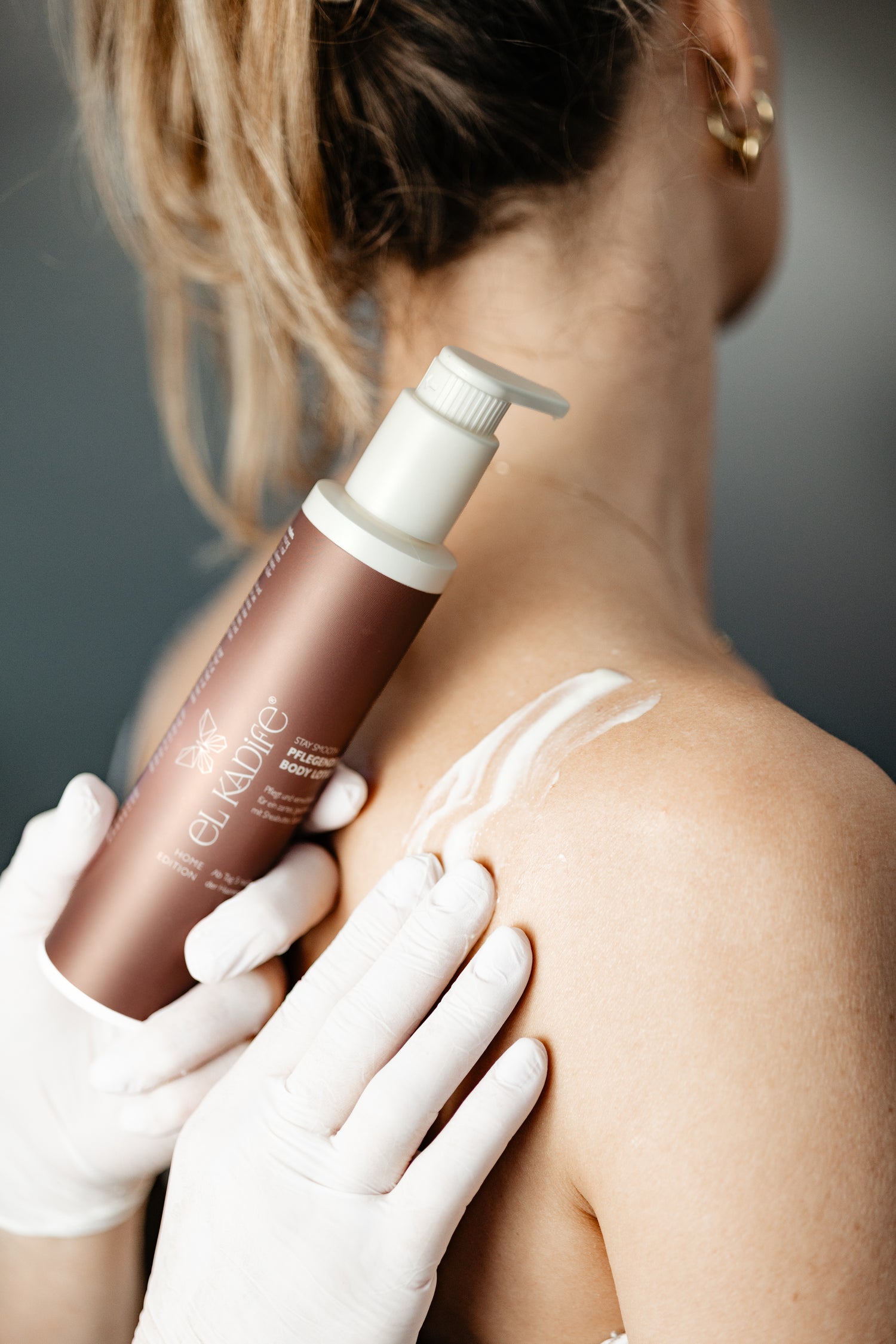 Body Lotion auf der Haut einer Frau.